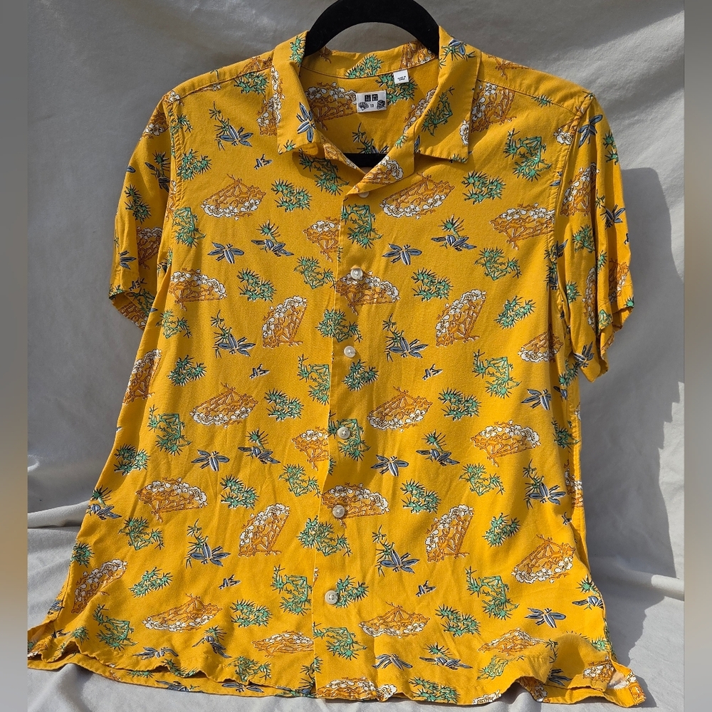 Uniqlo Mustard Yellow Button Up Shirt Womens Large Novelty Print Short Sleeve